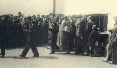 811777 Afbeelding van het uitdelen van boterhammen van Zweeds wittebrood belegd met corned beef aan het personeel van ...